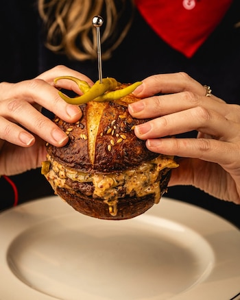 Nolita Burger de vacuno madurado, Gruyère y salsa con piparras en pan de pretzel; solo 11 unidades por servicio