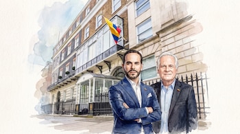 Ilustración estilo acuarela de Abelardo de la Espriella y Miguel Uribe Londoño frente a la Embajada de Colombia en Londres con la bandera.