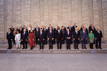 El secretario general de la OTAN Jens Stoltenberg posa junto a los ministros de Defensa de los países miembro durante una reunión en Bruselas (REUTERS/Johanna Geron/Archivo)