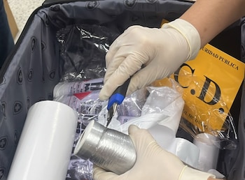 La droga estaba escondida en rollos cubiertos con plástico transparente y aluminio que simulaban ser papel para fax. Crédito: MSP