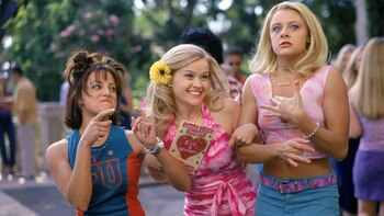 Alanna Ubach, a la izquierda,