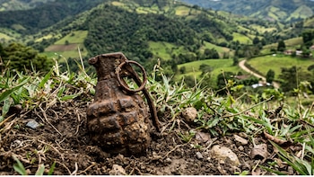 El artefacto explosivo, que presentaba signos de oxidación, fue detonado de manera controlada por unidades especializadas- VisualesIA