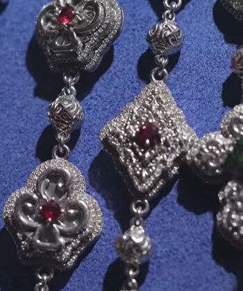 Todo el collar tiene diamantes,