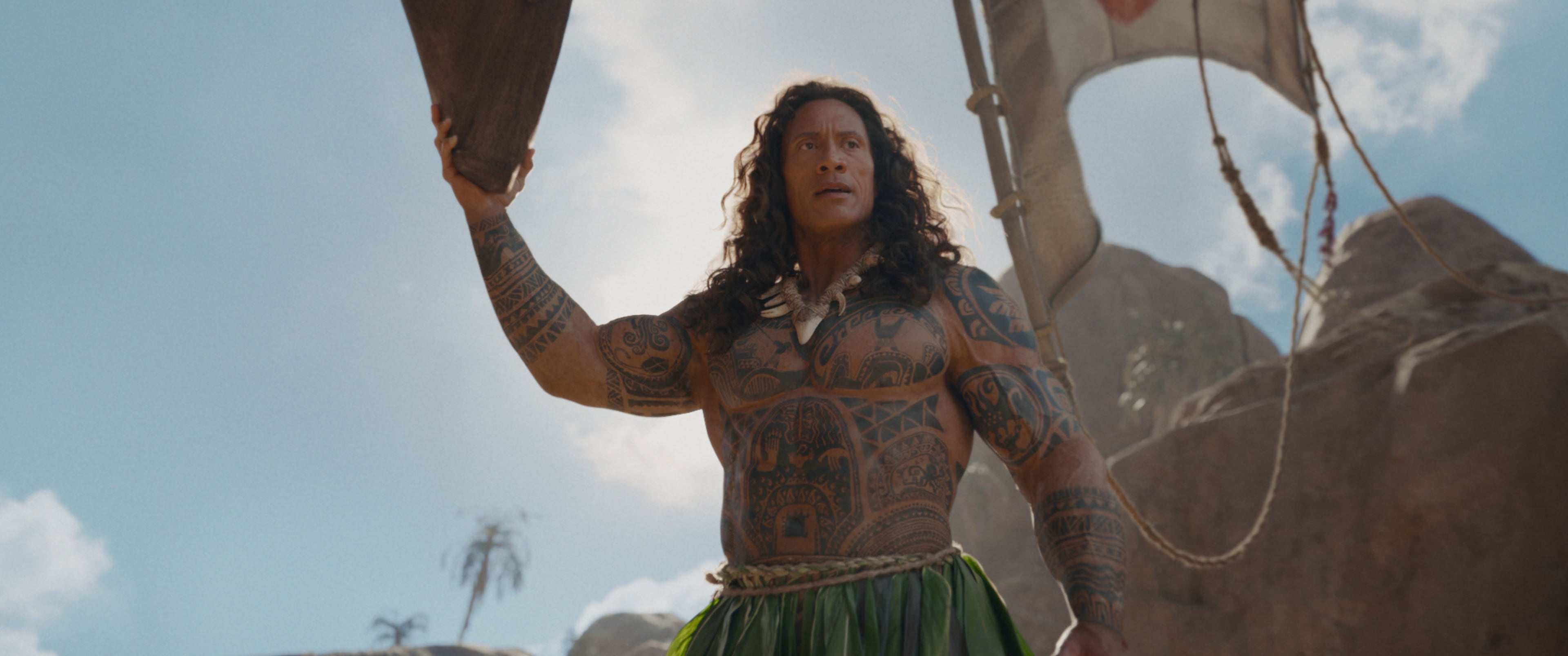 Dwayne Johnson, como el semidiós Maui, posa con sus icónicos tatuajes tribales y falda de hojas para la película de acción real de Disney