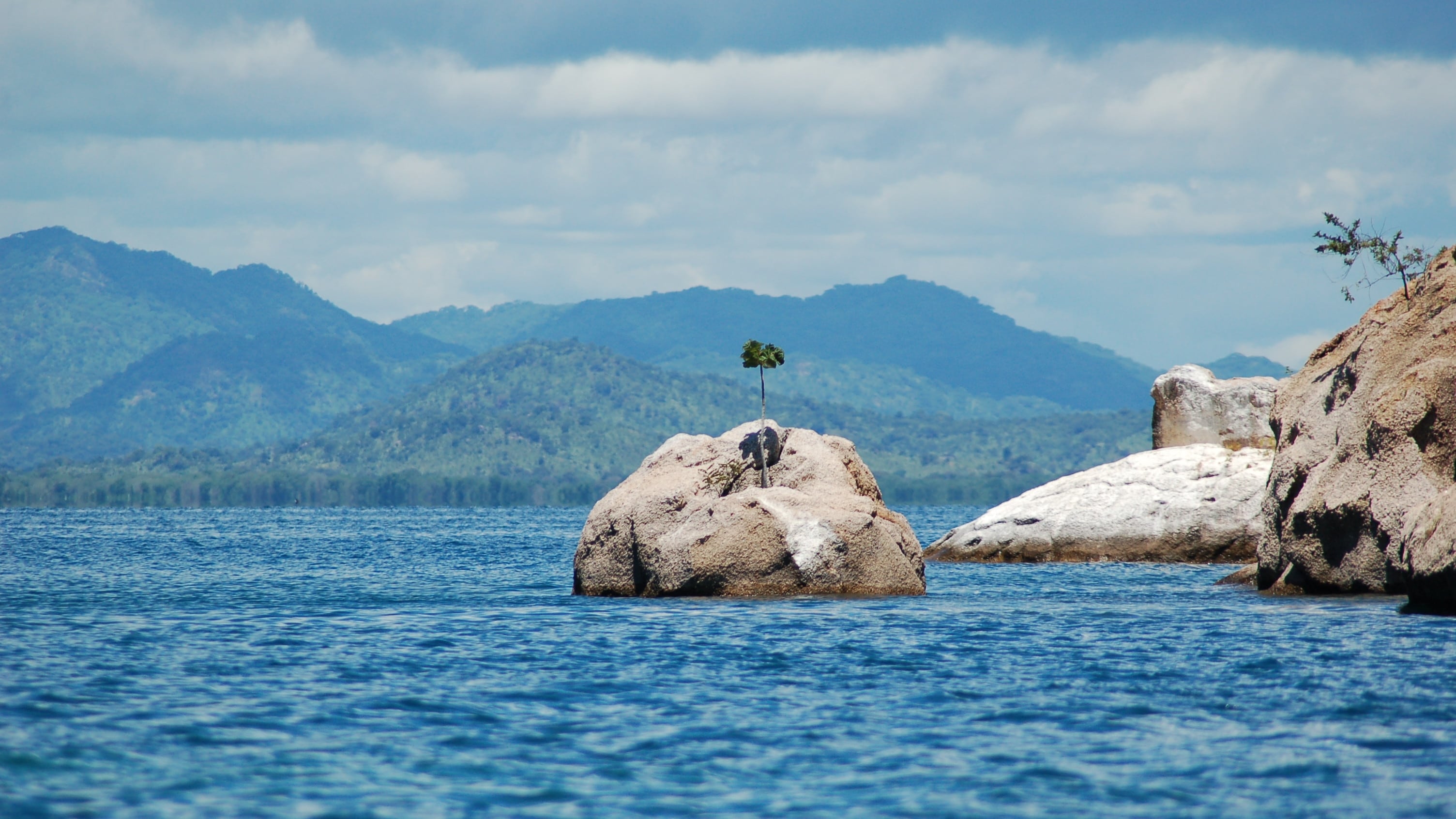 El lago Malawi combina playas de arena, pesca local y actividades náuticas en un país sin salida al mar (Wikimedia Commons)