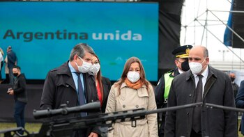 Frederic y Manzur entregaron equipamiento para las fuerzas federales y la Policía de Tucumán