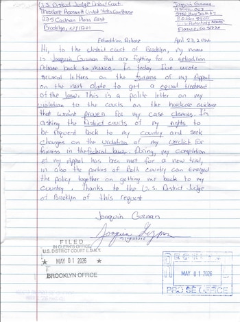 Una carta manuscrita en inglés con tinta azul sobre papel rayado blanco, dirigida a una corte federal, firmada por "Joaquín Guzmán" y con sellos judiciales