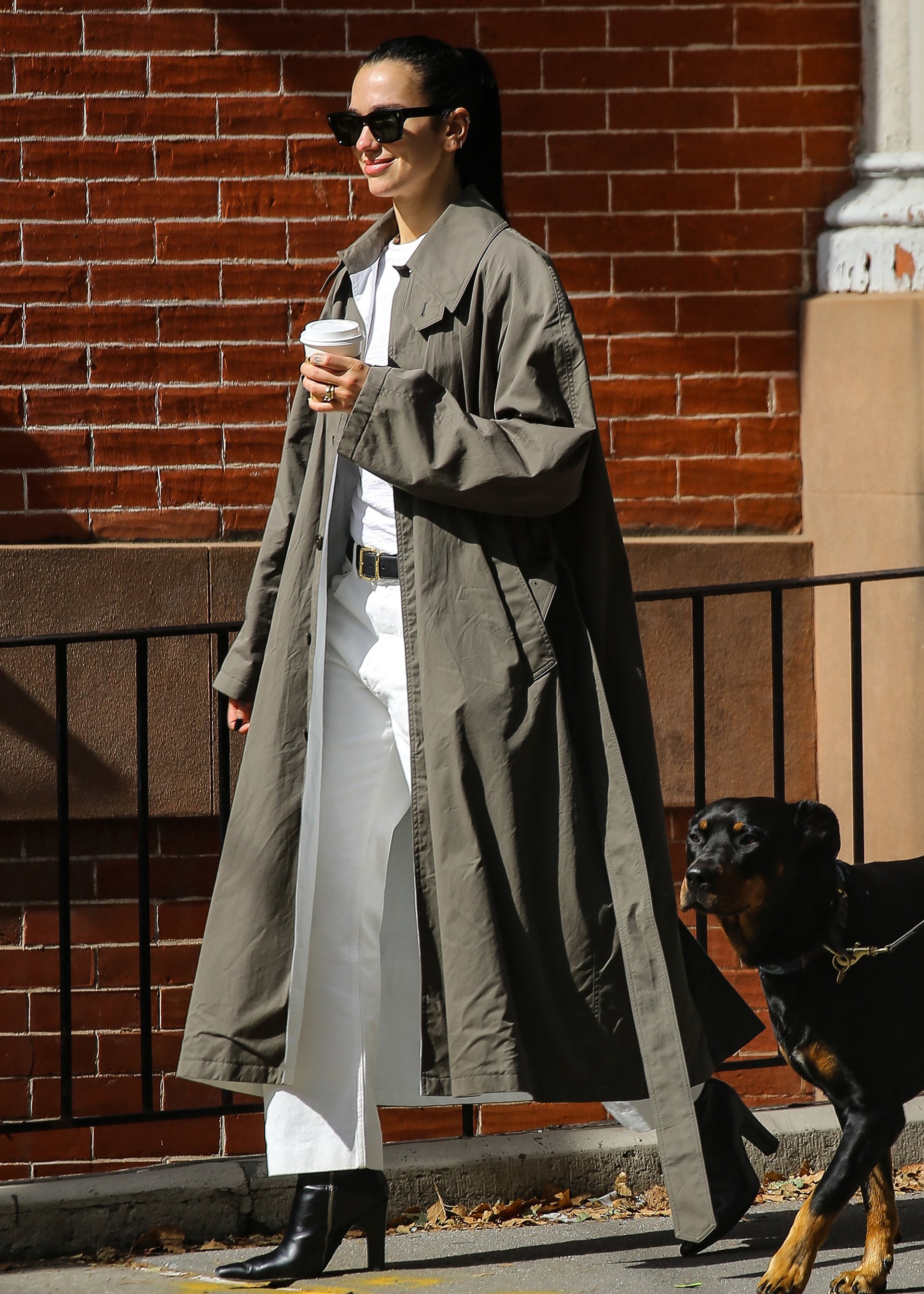 La artista lució una gabardina de Phoebe Philo en verde salvia que organizó la silueta del atuendo urbano (REES, ULRA, SINY / Fernando Ramales / BACKGRID / GROSBY GROUP)