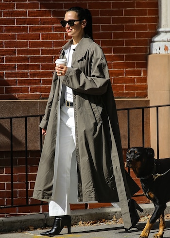 La artista lució una gabardina de Phoebe Philo en verde salvia que organizó la silueta del atuendo urbano (REES, ULRA, SINY / Fernando Ramales / BACKGRID / GROSBY GROUP)