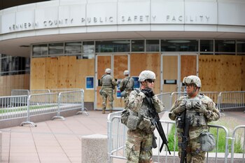 Soldados de la Guardia Nacional de Minnesota hacen guardia el 4 de junio de 2020 en las afueras de instalaciones de seguridad pública del condado de Hennepin antes de la audiencia de lectura de cargos a tres ex policías de Minneapolis por la muerte de George Floyd (REUTERS/Adam Bettcher)