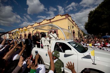 ARCHIVO - El papa Francisco saluda desde su papamóvil a su salida de la catedral en San Cristóbal de las Casas, México, el 15 de febrero de 2016. (AP Foto/Eduardo Verdugo, Archivo)