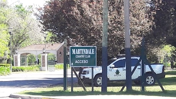 El ingreso al country Martindale.