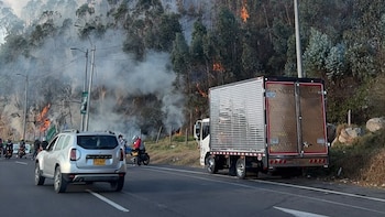 Emergencia en la Autopista Sur: incendio forestal cerca del peaje de Chusacá provoca baja visibilidad, bomberos en el lugar