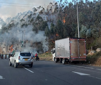 El humo del incendio forestal en la autopista Sur puede reducir la visibilidad en la vía y elevar el riesgo para los conductores - crédito Bomberos Cundinamarca