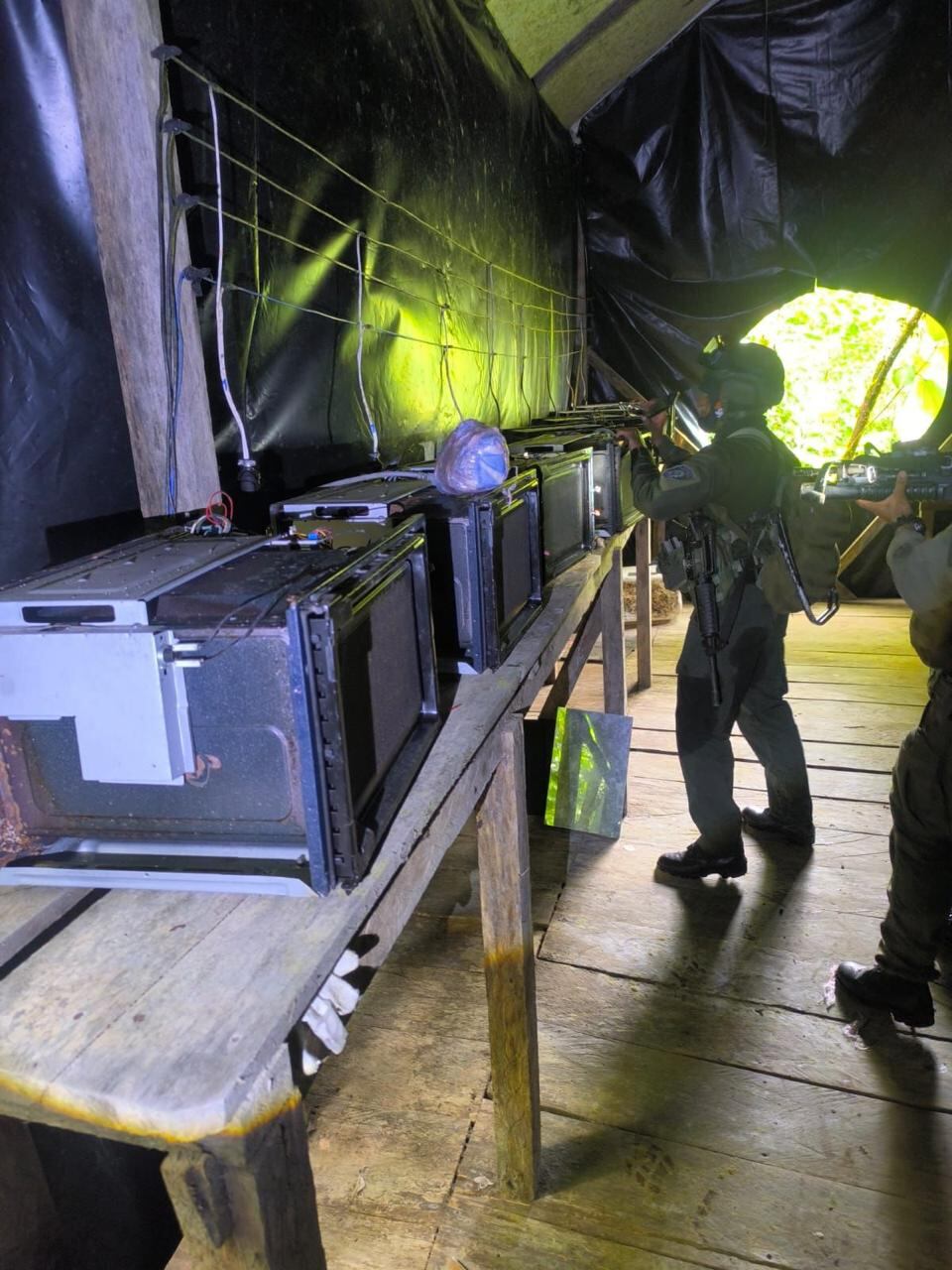 El laboratorio desmantelado abastecía rutas del narcotráfico internacional hacia Centroamérica y Norteamérica, generando impactos millonarios en las redes criminales - crédito prensa Ponal