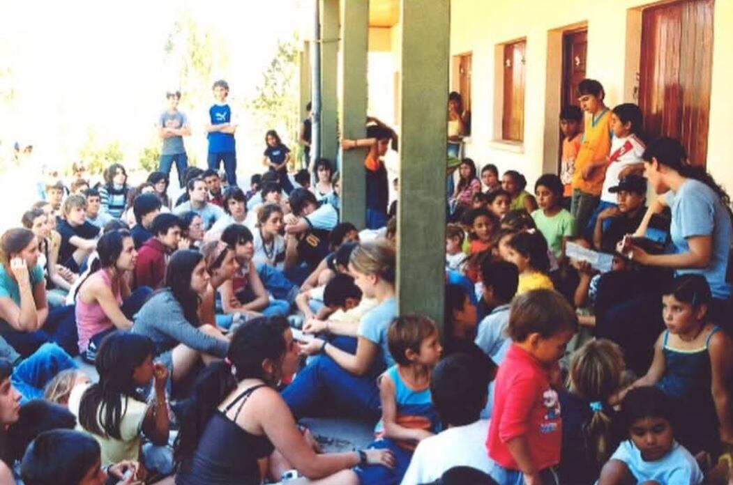 Una de todas las actividades que los alumnos del colegio Ecos, un secundario de Villa Crespo, compartieron con estudiantes de la escuela del Impenetrable Chaqueño a la que llevaron donaciones. Foto: Gentileza Antonella Albamonte