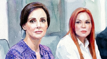 Pintura acuarela de dos mujeres, la de la izquierda con cabello oscuro y camisa púrpura, la de la derecha con cabello rojizo y camisa blanca.