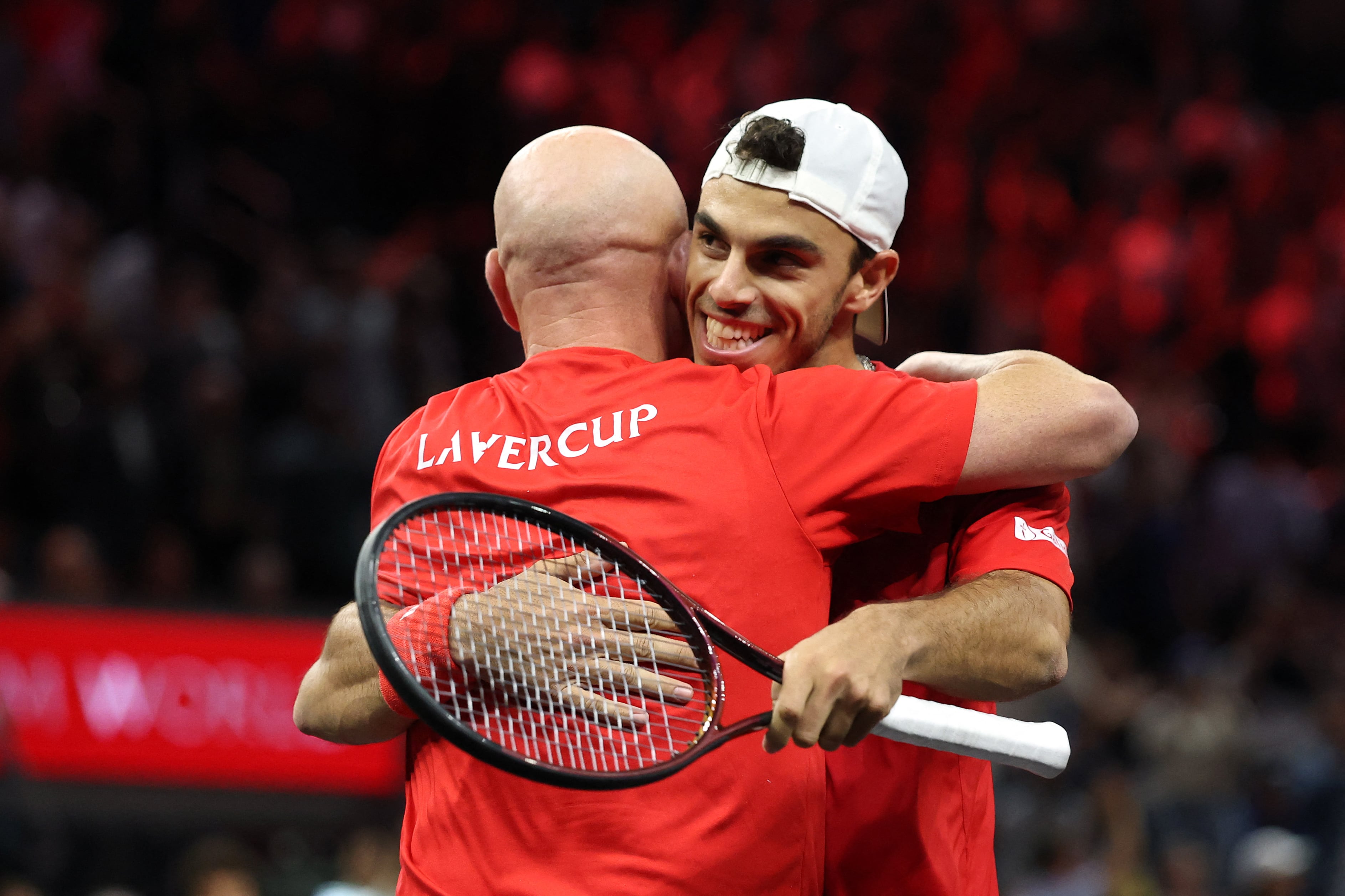 Francisco Cerúndolo celebra un triunfo junto al capitán, Andre Agassi, en la edición anterior (Crédito: AFP)