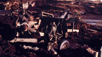 Disparando un cañón 105 contra