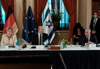 La canciller alemana Angela Merkel, el primer ministro israelí Naftali Benett y el ministro de Relaciones Exteriores Yair Lapid asisten a una reunión del gabinete en Jerusalén, el 10 de octubre de 2021. Menahem Kahana / Pool vía REUTERS