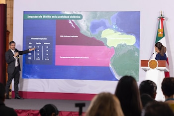 Fabián Vázquez Romaña, coordinador general del Servicio Meteorológico Nacional (SMN), en conferencia matutina.