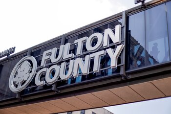 Una persona camina sobre un