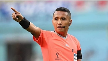 El árbitro salvadoreño que se volvió viral tras aplicar la “Ley Vinícius” en el Mundial 2026
