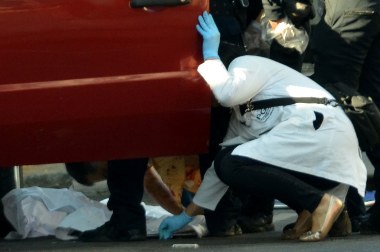 CIUDAD DE MÉXICO, 29FEBRERO2020.- Tres personas mueren por impactos de arma de fuego frente al # 604 de la calle Balboa casi esquina con Emperadores, colonia portales. Una mas muere en el hospital. Autoridades continúan investigando los hechos.
FOTO: ARMANDO MONROY/CUARTOSCURO.COM