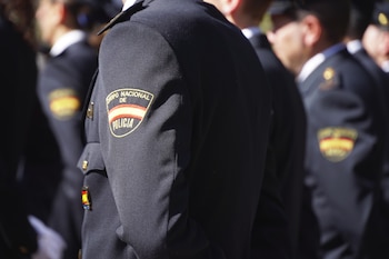 Un agente de policía durante