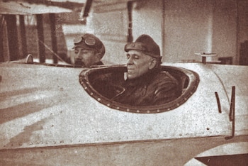Carlos Viegas Gago Coutinho (adelante) junto a Artur de Sacadura Cabral en el hidroavión Lusitania, con el que cruzaron el Atlántico sur en 1922 (dominio publico)