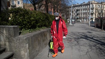 Un trabajador municipal rocía desinfectante