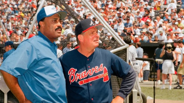 Antes de su consagración como mánager, Cox desempeñó funciones de coach en los Yankees e impulsó el desarrollo de jóvenes talentos en las ligas menores (AP Photo/Carlos Osorio, File)