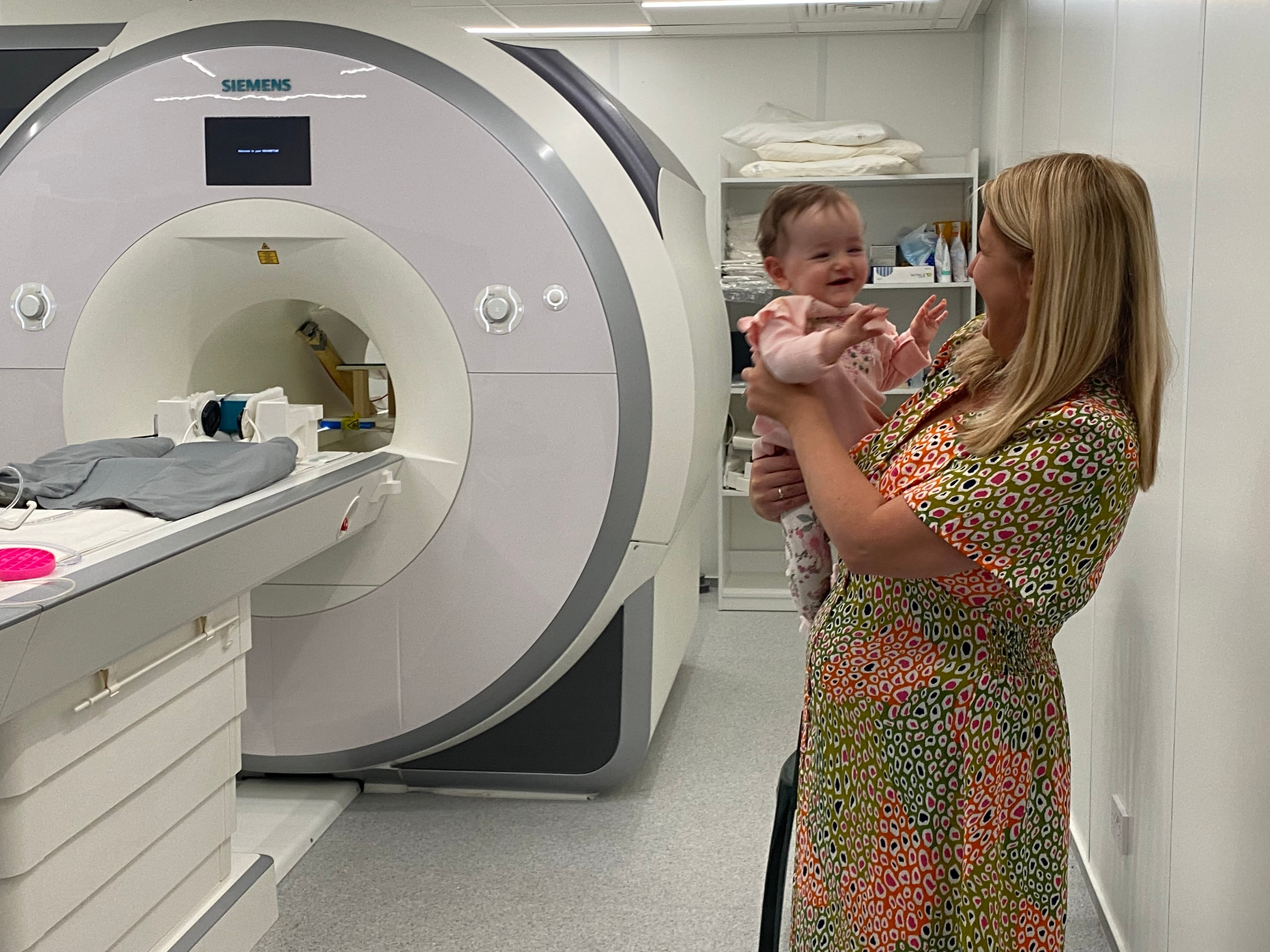 La pequeña Sadie asistió junto a su madre, Donna, a la evaluación Foundcog a los dos meses como parte del estudio sobre percepción visual temprana (Cusack Lab)