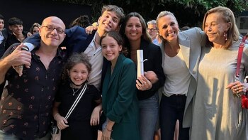 Denise Dumas junto a su