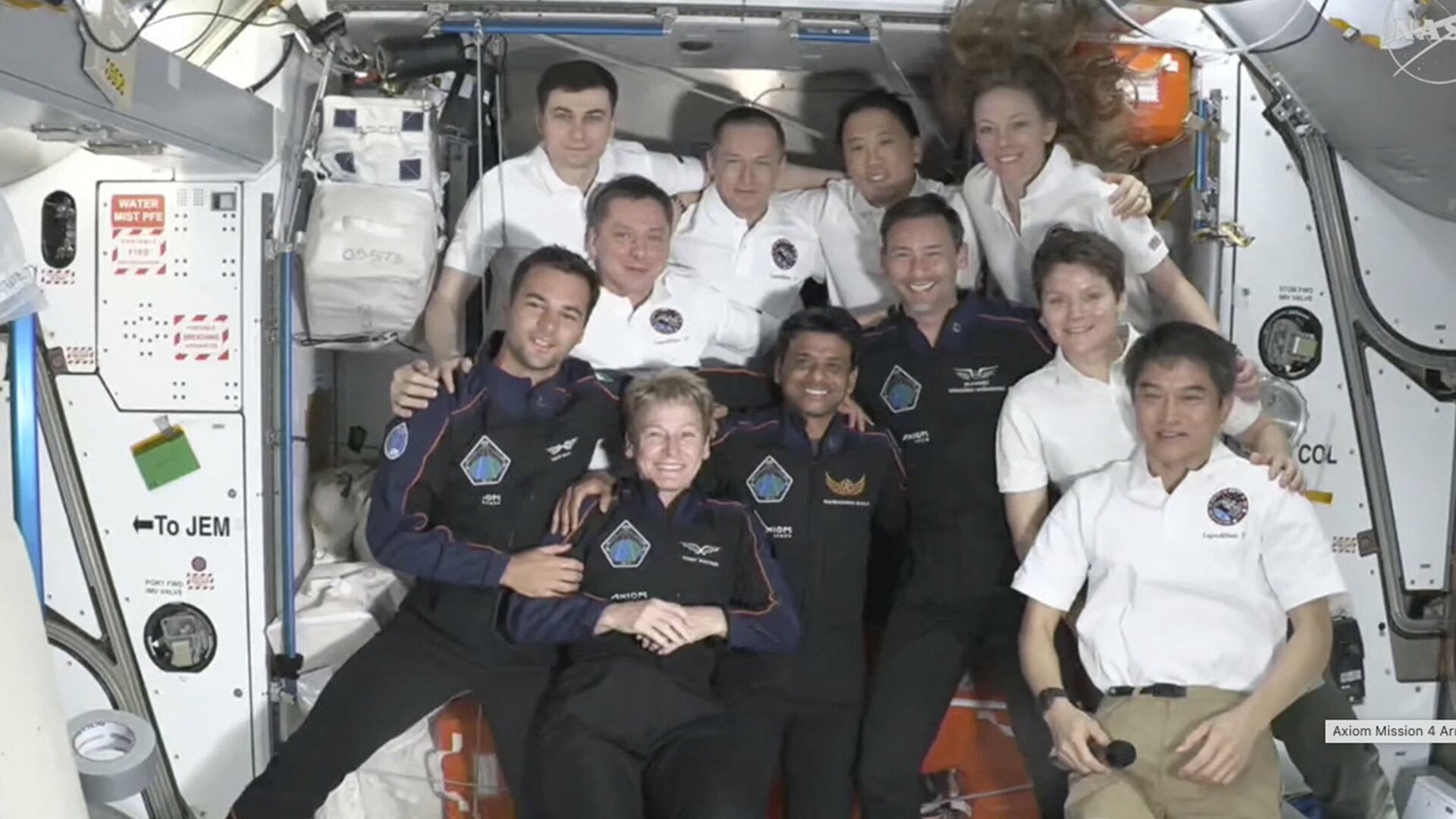 Esta imagen proporcionada por la NASA muestra a la tripulación visitante en azul oscuro: Tibor Kapu de Hungría (izquierda), Peggy Whitson de Axiom Space (centro izquierda), Shubhanshu Shukla de India (centro derecha) y Slawosz Uznanski-Wisniewski de Polonia a bordo de la Estación Espacial Internacional, el jueves 26 de junio de 2025. (NASA vía AP)