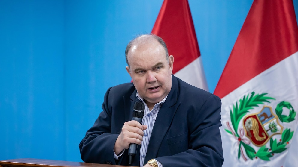 Rafael López Aliaga se queda en silencio y divaga por medio minuto durante entrevista en Piura: lo que dice su oficina de prensa
