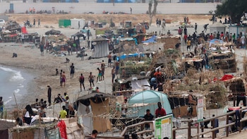 Cientos de migrantes levantan chozas improvisadas con cañas, plásticos y cartones en la playa del Trampolín de Ceuta mientras esperan una solución a su situación