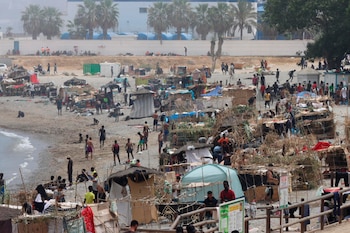 Vista de la playa del Trampolín de Ceuta donde se encuentran los migrantes que llegaron a la playa del Tarajal (EFE / Reduan)