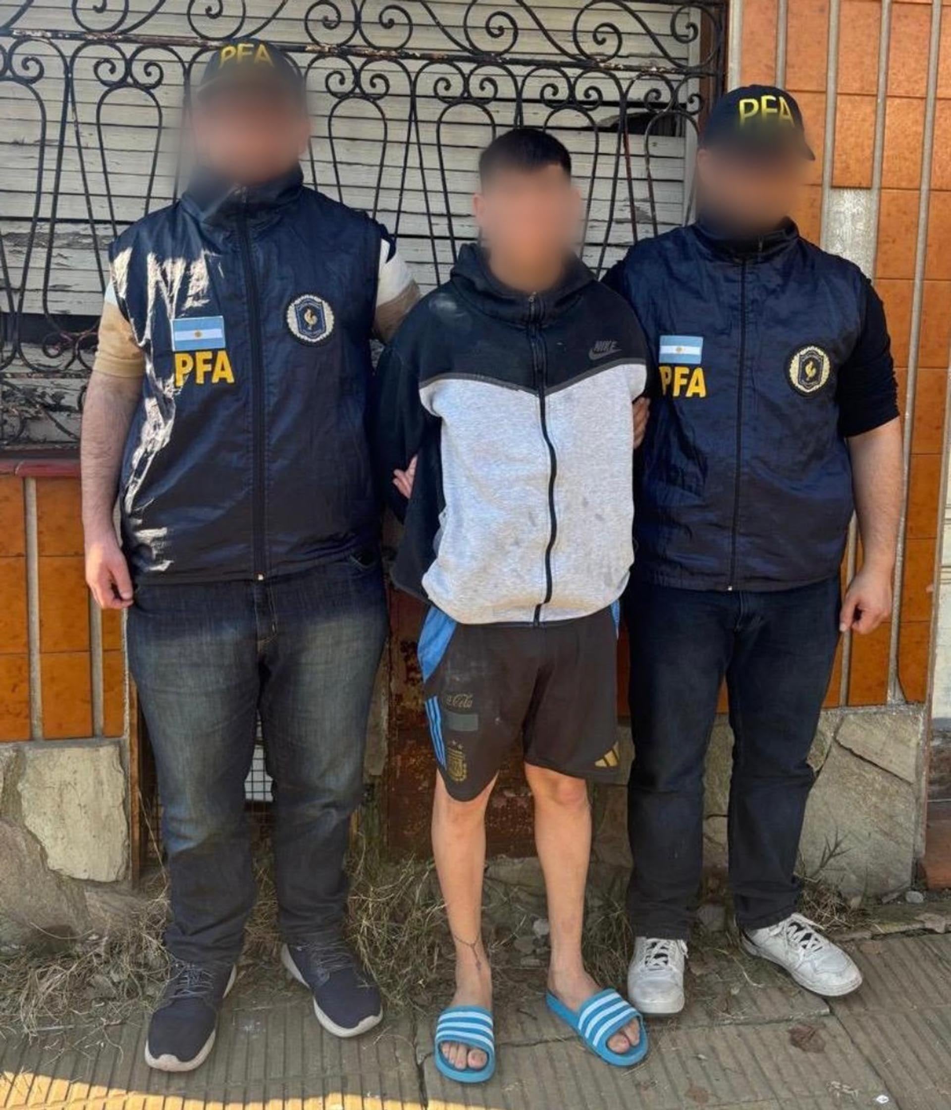 El acusado fue detenido en la vía pública, sobre la calle Rodríguez Peña al 1900 en Banfield
