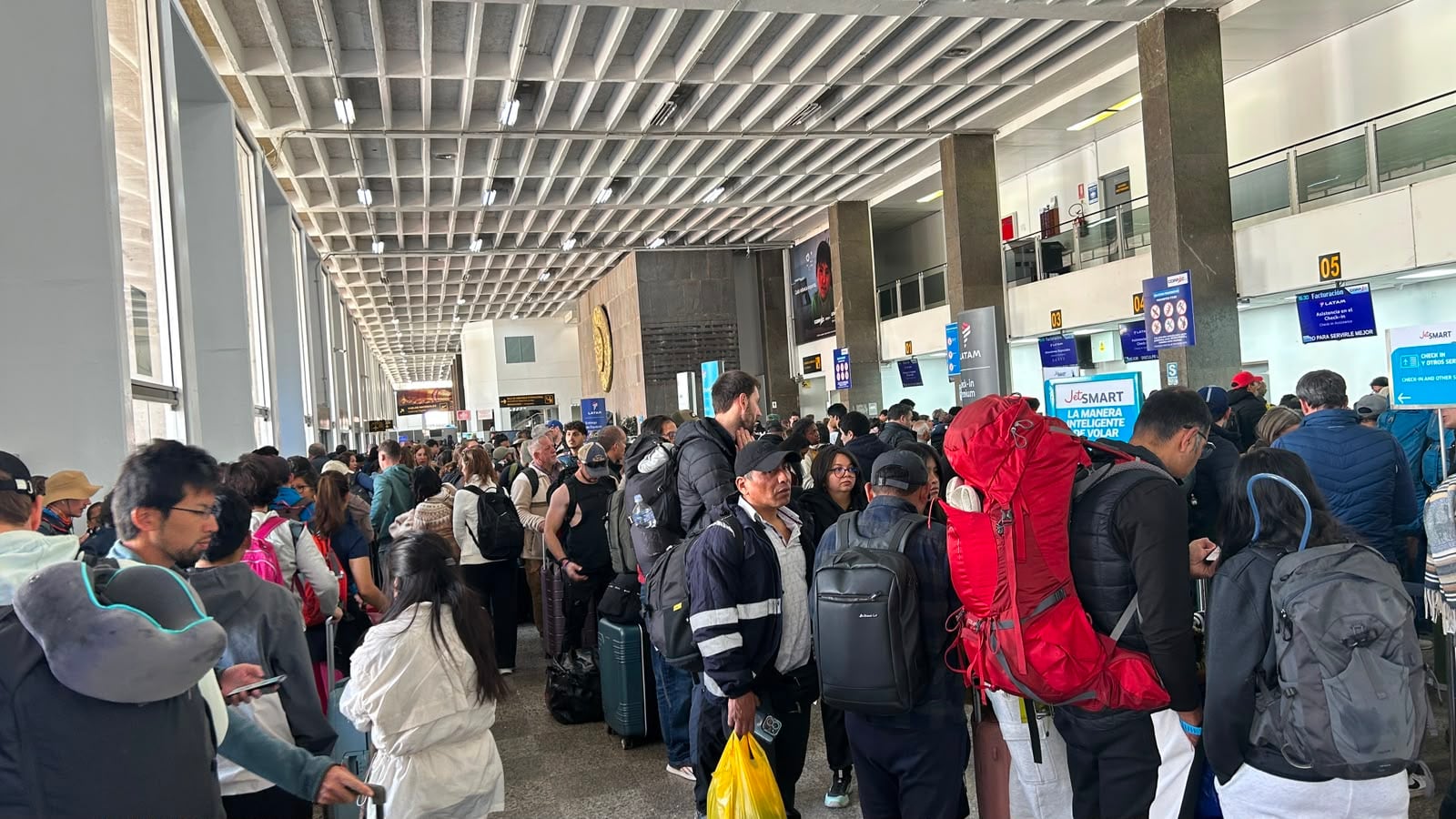 Una multitud de pasajeros se aglomera en las instalaciones del Aeropuerto Internacional Alejandro Velasco Astete de Cusco por los retrasos y cancelaciones de vuelos debido a mantenimiento en la pista de aterrizaje. (Foto: Infobae Perú)