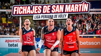 Tres jugadoras de voleibol con camisetas rojas y azules gritan en la cancha. Al fondo, público y una red. Un gráfico dice: Fichajes de San Martín - Liga Peruana de Vóley.