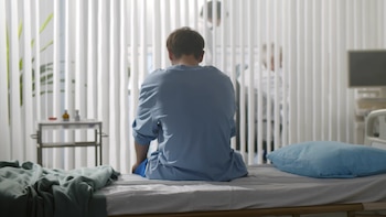 Un hombre empieza a hablar