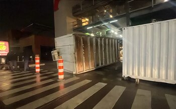 Un contenedor cayó sobre vehículo
