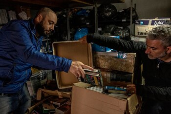 Agentes de policía con pruebas