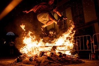 Un joven salta una hoguera,