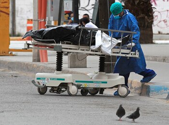 Un enfermero traslada el cuerpo