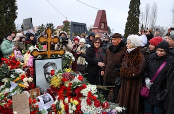 Anatoly y Lyudmila, padres del líder opositor ruso Alexéi Navalny, acompañados por Alla Abrosimova —madre de Yulia Naválnaya, viuda de Navalni—, acuden a la tumba de Navalny para conmemorar el primer aniversario de su muerte en un cementerio de Moscú, Rusia, el 16 de febrero de 2025 (REUTERS/Evgenia Novozhenina)