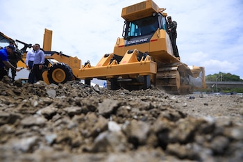 El programa contempla una inversión de 244 millones de dólares para la adquisición de 2,100 equipos de maquinaria pesada. (Foto: Casa Presidencial Honduras)