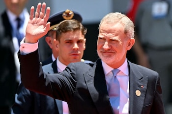 El rey Felipe VI de España saluda a su llegada a la ceremonia de investidura de la presidenta electa de Costa Rica, Laura Fernández, en el Estadio Nacional de San José. Foto Infobae/MARTIN BERNETTI / AFP