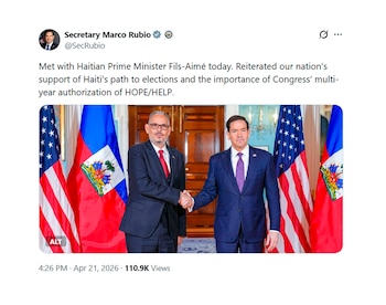 Marco Rubio y Alix Didier Fils-Aimé, ambos en traje, se dan la mano frente a las banderas de Estados Unidos y Haití en un entorno interior